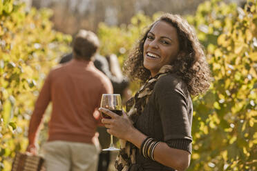 Freunde trinken Wein im Weinberg - BLEF12299