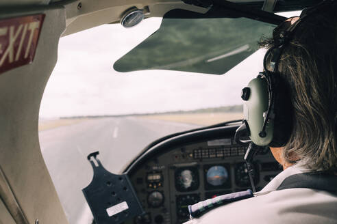 Pilot und Armaturenbrett eines Kleinflugzeugs auf der Startbahn, bereit zum Abheben - GEMF02995