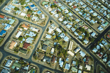 Luftaufnahme der Häuser und Straßen eines Wohnviertels in Bundaberg, Queensland, Australien - GEMF03007