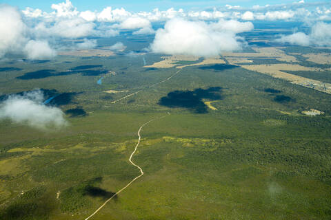 Luftaufnahme von Wald und Straßen in Queensland, Australien, lizenzfreies Stockfoto