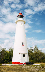 Weißer Leuchtturm an einem sonnigen Tag auf Lady Elliot Island, Great Barrier Reef, Australien - GEMF03018