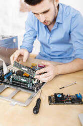 Techniker, der einen Desktop-Computer repariert und den Arbeitsspeicher des Computers austauscht - JRFF03546
