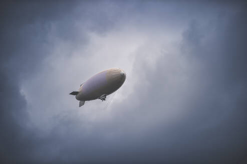 Zeppelin und dunkle Wolken - FRF00862