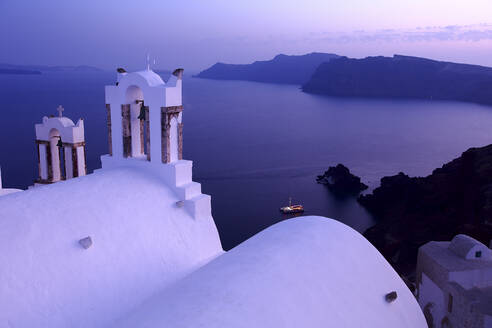 Kirchenglocke und Blick auf das Meer in der Abenddämmerung, Santorin, Griechenland - DSGF01852