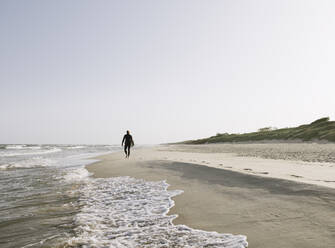 Surfer beim Laufen am Strand - AHSF00721