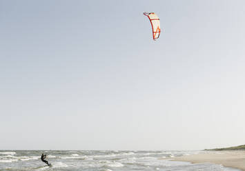 Kiteboarder auf den Wellen - AHSF00730