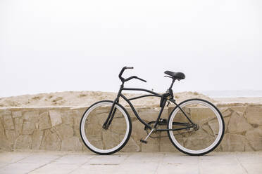 An die Wand gelehntes Fahrrad in Strandnähe, Spanien - ACPF00563