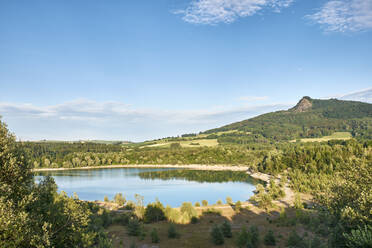 Blick über den Binninger See und die Vulkanlandschaft Hegau, Deutschland - ELF02048