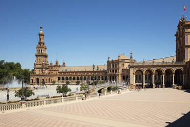 Plaza de Espana gegen den klaren blauen Himmel in Andalusien, Spanien - WIF03977