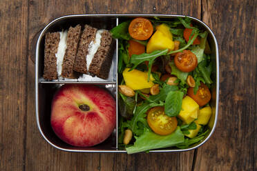 Direkt über der Aufnahme einer gesunden Mahlzeit in einer Metall-Lunchbox auf dem Tisch - LVF08217