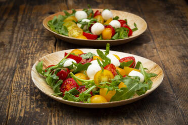 Nahaufnahme eines frischen, gesunden Salats in einem Teller auf dem Tisch - LVF08223