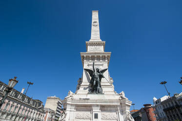 Niedriger Blickwinkel auf das Denkmal der Restauratoren bei klarem blauem Himmel am Restauradores-Platz, Lissabon, Portugal - RUNF02860