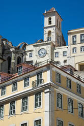Niedriger Blickwinkel auf Wohngebäude in Bairro Alto, Lissabon, Portugal - RUNF02861