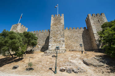 Niedriger Blickwinkel auf die Festungsmauer von Castelo Sao Jorge vor blauem Himmel, Lissabon, Portugal - RUNF02863