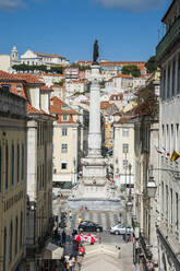 Blick von oben auf die Säule von Pedro IV. auf dem Rossio-Platz, Lissabon, Portugal - RUN02870