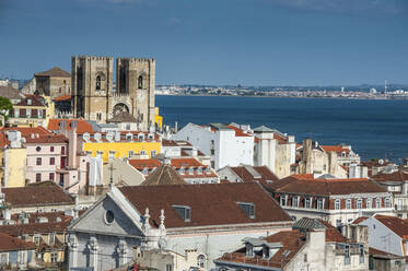 Blick von oben auf die Stadt am Fluss gegen den blauen Himmel, Lissabon, Portugal - RUNF02874