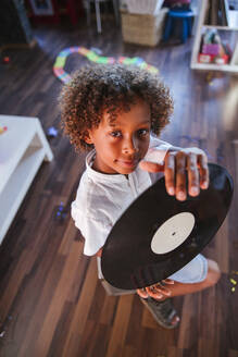 Porträt eines jungen DJs mit Schallplatte - LJF00553