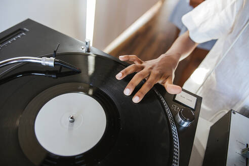 Hand eines jungen DJs auf Schallplatte auf Plattenspieler - LJF00563