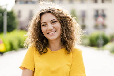 Portrait of smiling young woman - GIOF06997