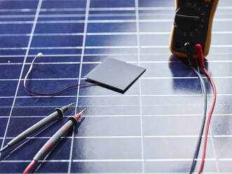 Silizium-Solarzelle mit Drähten auf Solarpanel mit Messgerät - CVF01389