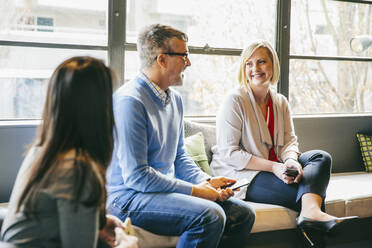 Geschäftsleute im Gespräch in der Büro-Lobby - BLEF12329