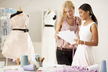 Fashion designers working together in studio - BLEF12344