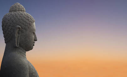 Nahaufnahme der Buddha-Statue unter Sonnenuntergang Himmel - BLEF12394