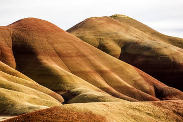 Wüstenhügel in abgelegener Landschaft, Painted Hills, Oregon, Vereinigte Staaten - BLEF12404