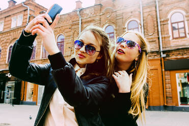 Frauen machen Selfie in der Stadt - BLEF12411
