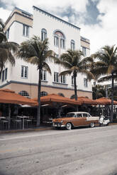 Oldtimer vor einem Art-Déco-Haus, Miami, USA - CHPF00543