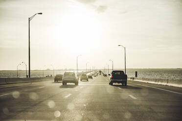 Autos auf dem Highway über dem Meer gegen den Himmel bei Sonnenuntergang, Miami, USA - CHPF00544