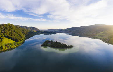 Blick auf die Insel Worth und den See am Schliersee, Bayern, Deutschland - SIEF08828