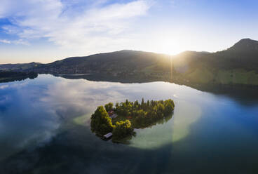 Blick auf die Insel Worth und den Schliersee bei Sonnenaufgang am Himmel - SIEF08831