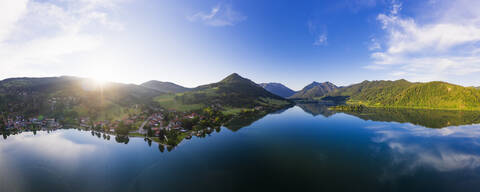 Panoramablick auf den Schliersee und die Berge gegen den Himmel, lizenzfreies Stockfoto