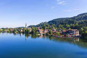 Dorf am Schliersee vor blauem Himmel, Bayern, Deutschland - SIEF08834