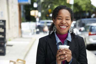 Black woman drinking coffee outdoors - BLEF12532