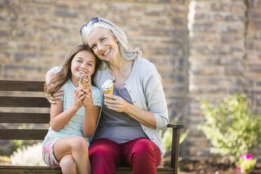 Kaukasische Großmutter und Enkelin essen Eiscreme - BLEF12544