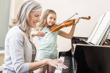 Kaukasische Großmutter und Enkelin musizieren zusammen - BLEF12567
