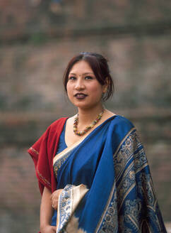 Asiatische Frau in traditioneller Kleidung - BLEF12661
