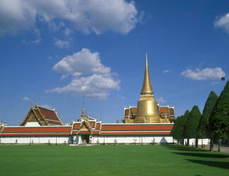 Goldene Turmspitze eines verzierten Tempels, Bangkok, Bangkok, Thailand - BLEF12666