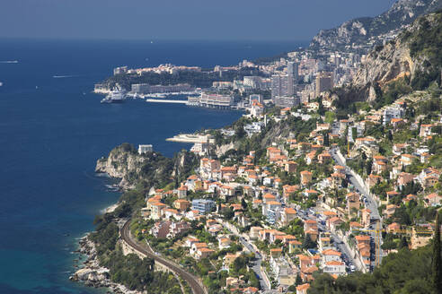 Luftaufnahme des Stadtbilds von Monaco über dem Meer, Monte Carlo, Fürstentum Monaco - BLEF12675