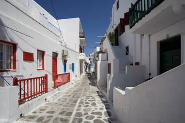 Traditionelle Gebäude in der Straße von Mykonos, Kykladeninseln, Griechenland - BLEF12680