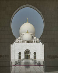 Verziertes Kuppelgebäude und Schlüssellochbogen, Abu Dhabi, Emirat Abu Dhabi, Vereinigte Arabische Emirate - BLEF12688