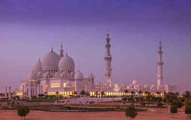 Verziertes Kuppelgebäude über einer Stadtlandschaft, Abu Dhabi, Emirat Abu Dhabi, Vereinigte Arabische Emirate - BLEF12692