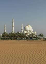 Verziertes Kuppelgebäude in den Sanddünen der Wüste, Abu Dhabi, Emirat Abu Dhabi, Vereinigte Arabische Emirate - BLEF12695