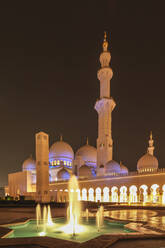 Verziertes Kuppelgebäude und Türme mit Springbrunnen, Abu Dhabi, Emirat Abu Dhabi, Vereinigte Arabische Emirate - BLEF12699