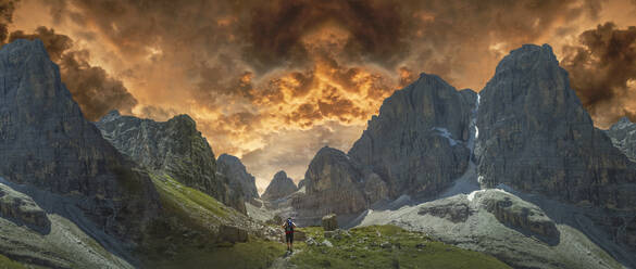 Kaukasischer Wanderer, der durch abgelegene Berge wandert, Dolomiten, Trient Südtirol, Italien - BLEF12700