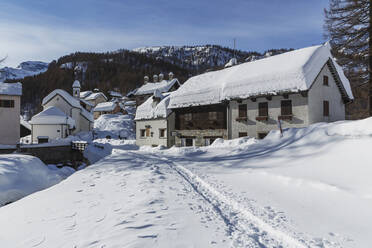 Weg durch den Schnee zum ländlichen Bergdorf - BLEF12702