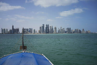 Boot auf dem Weg zum Hafen von Doha, Doha, Katar - BLEF12722