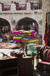 Textilien zum Verkauf auf dem Markt von Doha - BLEF12731